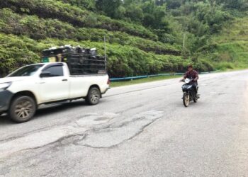 KEADAAN jalan yang tidak rata dan sering bertampal memberi risiko kepada keselamatan pengguna Jalan Gua Musang-Lojing, Kelantan, hari ini. – utusan/AIMUNI TUAN LAH