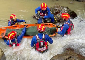 ANGGOTA APM melakukan operasi SAR dalam Eksesais pasukan beruniform berkenaan di Taman Rekreasi Bukit Wang, Jitra di Kubang Pasu. -UTUSAN/JAMLIAH ABDULLAH