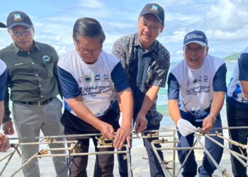 JAFRY Ariffin (kanan) melakukan simbolik penanaman karang sempena ulang tahun  Hari Pewartaan Taman Tunku Abdul Rahman (TTAR) Ke-48, di Pulau Manukan , TTS Kota Kinabalu semalam.