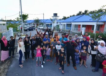 PEMBELI PPR Rantau Taman Baiduri di Rantau, Seremban gembira selepas mereka bakal memperoleh kunci rumah masing-masing tidak lama lagi.-UTUSAN/MOHD. SHAHJEHAN MAAMIN.
