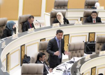 ABDUL Razak Abdul Rahman ketika menjawab soalan pada sesi pertanyaan untuk jawab lisan di Seri Negeri, Ayer Keroh, Melaka. - UTUSAN/RASUL AZLI SAMAD