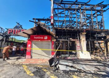 KEADAAN hotel yang terbakar sehingga turut menjejaskan sebuah restoran di Limbong Kapal, Alor Setar di sini. -UTUSAN/MOHD RAFIE AZIMI