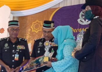IBRISAM Abdul Rahman (dua dari kiri) menyampaikan hadiah kepada penghuni penjara yang memenangi pertandingan Perujian Tilawah, Tafsir dan Menghafaz al-Quran serta Pertandingan Nasyid Peringkat Penghuni Jabatan Penjara Malaysia Tahun 2022 di Penjara Kluang, semalam.