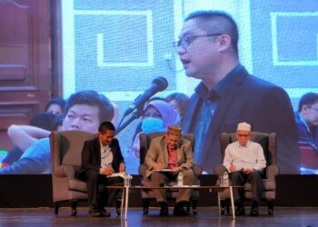 MOHD. Amar Nik Abdullah semasa Program Dialog Kemakmuran Ekonomi dan Pembangunan Kelantan di Kota Bharu, Kelantan malam tadi. - UTUSAN/MUSTAQIM MOHAMED