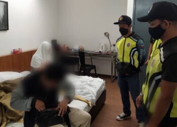 PEGAWAI penguat kuasa PADK sedang memeriksa pasangan yang dicekup dalam operasi cegah maksiat di sebuah hotel di Kulim.
