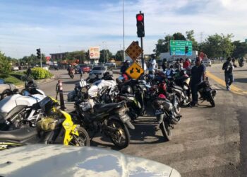 SEBAHAGIAN daripada motosikal termasuk yang dinaiki oleh warga asing diperiksa dalam Op PeWA oleh JPJ Pulau Pinang di sekitar bulatan Seberang Jaya, Butterworth semalam.