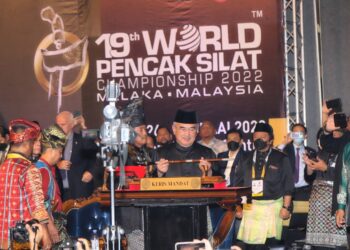 MOHD. ALI Mohd. Rustam (tengah) menyempurnakan simbolik perasmian dengan meletakkan keris mandat pada Majlis Perasmian Pembukaan Kejuaraan Silat Dunia Ke-19 di MITC, Ayer Keroh, Melaka. - UTUSAN/RASUL AZLI SAMAD