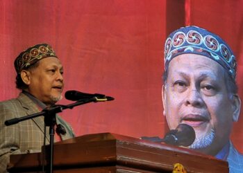 MOHD. Amar Nik Abdullah ketika menyampaikan ucapan pada Majlis Makan Malam Dialog Kemakmuran Ekonomi dan Pembangunan Negeri Kelantan di Dewan Perniagaan Cina Kelantan, di Kota Bharu, Kelantan semalam. - UTUSAN/MUSTAQIM MOHAMED