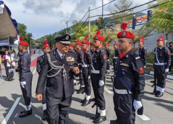 MIOR Faridalathrash Wahid memeriksa perbarisan pada majlis perasmian Balai Polis Pangkor hari ini. - UTUSAN/ MOHAMAD HAFIZI MOHD SAID