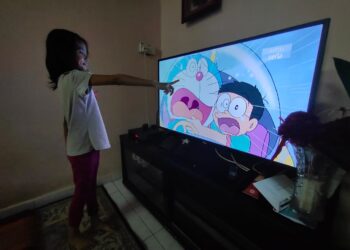 SEORANG kanak-kanak menonton televisyen selepas gangguan bekalan elektrik yang berlaku di beberapa kawasan di Seremban kembali pulih.