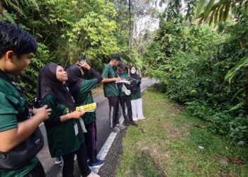 PESERTA yang menyertai pertandingan mengenal burung diberikan masa selama 24 jam untuk mencatat jumlah spesis burung di kawasan tanah tinggi Bukit Fraser di Raub, Pahang. - UTUSAN/ DIANA SURYA ABD WAHAB
