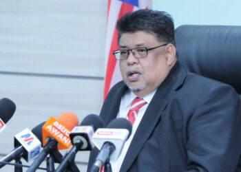 AB. RAUF Yusoh bercakap kepada pemberita dalam sidang akhbar ketika Sidang DUN Melaka di Seri Negeri, Ayer Keroh, Melaka. - UTUSAN/RASUL AZLI SAMAD