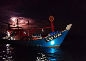 SEBUAH bot nelayan kelas A dirampas Maritim Malaysia selepas menceroboh dan menangguk siput retak seribu di perairan Kuala Sanglang, Kangar, Perlis hari ini.
