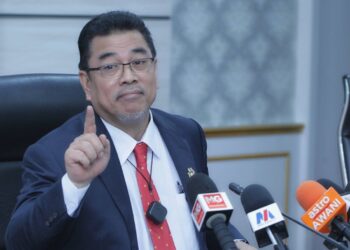 SULAIMAN Md. Ali mengadakan sidang akhbar di Seri Negeri, Ayer Keroh, Melaka. - UTUSAN/RASUL AZLI SAMAD
