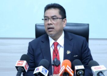 SULAIMAN Md. Ali mengadakan sidang akhbar ketika Sidang DUN Melaka di Seri Negeri, Ayer Keroh, Melaka. - UTUSAN/RASUL AZLI SAMAD
