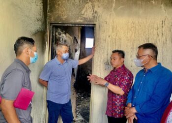 MASIUNG Banah (dua kiri) bersama Pegawai Pendidikan Daerah, Jamain Bakut (dua kanan) melawat bilik suis asrama yang terbakar di SMK Tongod semalam.