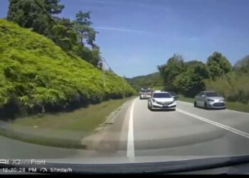 TANGKAP layar video sebuah kenderaan polis mengiringi dua buah trak tunda dan trak pikap memotong di garisan berkembar di Jalan Gua Musang-Kota Bharu yang tular di media sosial baru-baru ini.