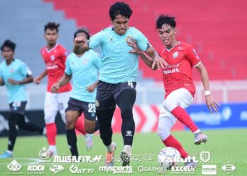 NIK Akif Syahiran Nik Mat (kanan) berusaha melepasi kawalan pemain Skuad Projek MSN-FAM pada aksi Liga Perdana di Stadium Sultan Muhammad IV, Kota Bharu, Kelantan petang tadi.-IHSAN Kelantan United