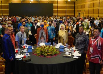 ISMAIL Sabri Yaakob (tengah) hadir makan malam Gabungan NGO Keluarga Malaysia di Pusat Dagangan Dunia (WTC) Kuala Lumpur di sini malam ini. - UTUSAN/AMIR KHALID