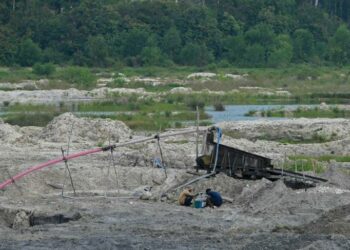 PENDUDUK di Lubuk Mandi, Rusila, Marang mahu kembali mendulang emas selepas diharamkan sejak 1990. - UTUSAN/PUQTRA HAIRRY ROSLI
