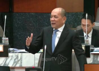 IZHAM Hashim menjelaskan isu kesesakan di BSP Kuala Langat dalam sidang DUN di Bangunan Annex, Bangunan Sultan Salahuddin Abdul Aziz Shah di Shah Alam, Selangor, hari ini. - FOTO TV SELANGOR