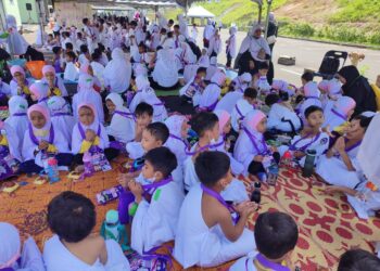 ANTARA peserta program simulasi haji AHA anjuran PPAKK di pekarangan Masjid Tunku Sallehuddin, Bandar Puteri Jaya, di Sungai Petani. - UTUSAN/NUR SYAZWANA MANSOR