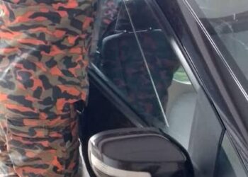 ANGGOTA bomba menjalankan operasi menyelamatkan bayi berusia 10 bulan yang terperangkap dalam kereta di Jitra, Kubang Pasu hari ini.