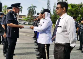 MUHAMMAD Zaki Harun (kanan) menyampaikan sijil penghargaan kepada salah seorang anggota trafik pada majlis Perhimpunan Bulanan IPK Kelantan di Kota Bharu, Kelantan hari ini.-UTUSAN/ROSALWANI CHE SOH
