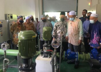 AHMAD Yakob (dua dari kanan) melawat LRA pada majlis perasmian Loji Rawatan Air Tualang 2, dekat Kampung Batu Lada, Kelantan hari ini. - UTUSAN/ROSMIZAN RESDI