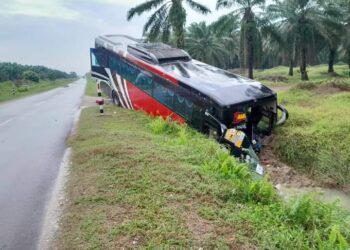 KEADAAN bas dinaiki mangsa yang terbabas ke dalam parit dekat Jalan Kelab Golf, Bukit Rotan di Kuala Selangor, Selangor, hari ini.