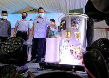 AMINUDDIN Harun ketika merasmikan NS Fest 2022 di Dataran Nilai, Nilai, Seremban, hari ini. - UTUSAN/MOHD. SHAHJEHAN MAAMIN