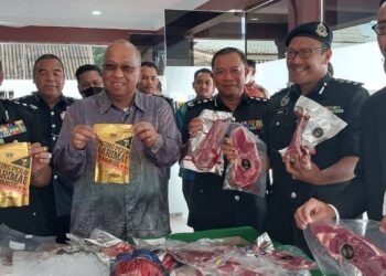 FAISAL Mohamed Noor (kiri) menunjukkan produk yang dihasilkan oleh penghuni Pusat Koreksional Kamunting pada Pelancaran 'My Pride Kamunting Beef' di Taiping hari ini. - UTUSAN /WAT KAMAL ABAS