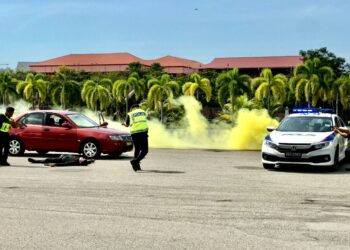ANGGOTA MPV menunjukkan demonstrasi menangkap penjenayah pada kursus Pemanduan MPV Siri 01/2022 di padang kawat  Batalion 8 Pasukan Gerakan Am (PGA) di Pengkalan Chepa, Kota Bharu Kelantan hari ini -UTUSAN/ROSLIZA MOHAMED