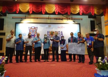 ZAINAB AHMAD (lima dari kiri) menyampaikan Piala Pusingan FIRA Malaysia Cup 2022 kepada Politeknik Sultan Idris Shah yang muncul juara keseluruhan, di PIS, Pasir Gudang.