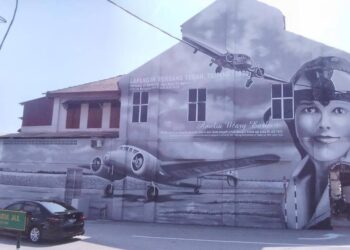 MURAL Amelia Earhart di Jalan Abdul Jalil, Taiping yang menjadi pendebatan mengenai kesahihan fakta sejarah sama ada juruterbang itu mendarat atau tidak di Taiping.  - UTUSAN/WAT KAMAL ABAS