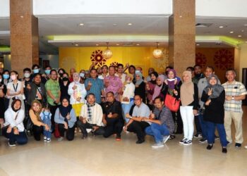 HASNI MOHAMMAD (tengah) bergambar bersama-sama ahli KMJ sempena Majlis BBQ Santai Kelab Media Johor bersama Pengerusi Barisan Nasional Johor di Grand Almizan Restaurant, Johor Bahru.