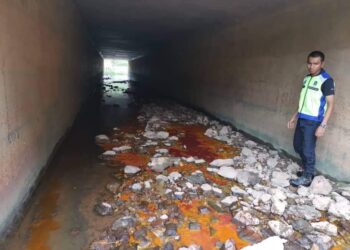 ANGGOTA LUAS memantau pencemaran yang berlaku dekat saliran air berhampiran Sungai Semarang akibat kemalangan melibatkan dua buah lori muatan minyak sawit dan tanah di 36.8 arah utara di Lebuhraya Utara Selatan Hubungan Tengah (Elite) berhampiran Persimpangan Nilai Utara-Bandar Serenia di Dengkil, Selangor.