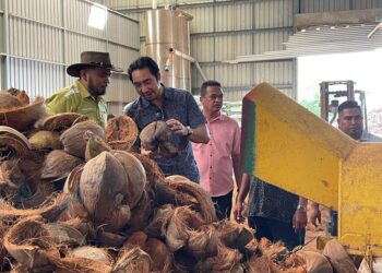 WAN Ahmad Fayshal Wan Ahmad Kamal (dua dari kiri) melihat kaedah memproses sabut kelapa  untuk bahan gentian di Kilang Projek Diraja (PDK) Telong, Bachok, Kelantan hari ini.-UTUSAN/ TOREK SULONG