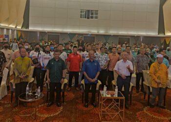 MUHYIDDIN Yassin (barisan hadapan, tengah) bergambar bersama peserta pada sesi dialog 
MPN Bersama Belia di Kuala Terengganu, hari ini. - UTUSAN/ZAID MOHD. NOOR