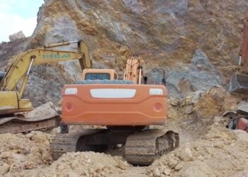 EKSKAVATOR yang tertimbus dalam tanah runtuh sehingga menyebabkan pemandunya terperangkap di sebuah tapak pembinaan di Jalan Padang Tembak, Bukit Pinang di sini.