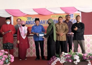 AHMAD MASLAN (tengah)  menyampaikan sijil penghargaan kepada pelajar-pelajar SMA An-Nur Benut, Pontian yang memperoleh keputusan Mumtaz Soufi pada peperiksan STAM 2021.