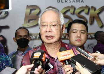 NAJIB Tun Razak ditemui pemberita pada  Majlis Makan Malam Amal Bersama Bossku di Ipoh semalam. - UTUSAN/MUHAMAD NAZREEN SYAH MUSTHAFA