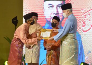 SULTAN Nazrin Muizzuddin Shah menyampaikan Anugerah Tokoh Maal Hijrah negeri Perak iaitu bekas pensyarah, Ahli Jawatankuasa Fatwa Perak dan Ahli Majlis Agama Islam Perak (MAIPk), Datuk As’ad Awang, 65, pada Majlis Sambutan Maal Hijrah 1444 Peringkat Negeri Perak di Ipoh hari ini. -UTUSAN/ZULFACHRI ZULKIFLI