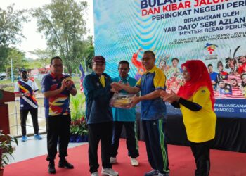 AZLAN Man (dua dari kanan) pada majlis pelancaran Bulan Kebangsaan dan Kibar Jalur Gemilang 2022 peringkat negeri ini di Denai Larian, Pengkalan Asam, Kangar, Perlis hari ini.-UTUSAN