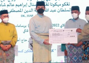 TENGKU HASSANAL Ibrahim Alam Shah (dua, kiri) menyampaikan anugerah Tokoh Maal Hijrah kepada waris Mat Kilau sempena Sambutan Maal Hijrah Peringkat Negeri Pahang 2022 di Dewan Jubli Perak Sultan Haji Ahmad Shah di Kuantan, Pahang.