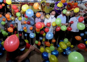 ANWAR Ibrahim ketika merasmikan Medan Selera Huat Huat Dataran Segar di Lukut, Port Dickson hari ini. - UTUSAN/MOHD. SHAHJEHAN MAAMIN