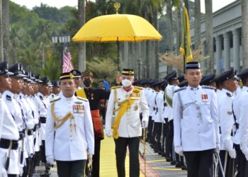 SULTAN Nazrin Muizzuddin Shah memeriksa kawalan kehormatan pada Sambutan Hari Pahlawan Tahun 2022 Negeri Perak di Dataran Bangunan Perak Darul Ridzuan, Ipoh hari ini. - UTUSAN/ZULFACHRI ZULKIFLI