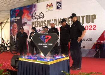 NIK Mohamad Abduh Nik Abdul Aziz (tiga dari kanan) merasmikan penutup Kesedar Jamboree di Taman Etnobotani di Gua Musang, Kelantan semalam. - UTUSAN/AIMUNI TUAN LAH