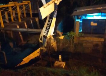 KEADAAN pesawat yang terhempas di Jalan  Dr. Nazrin Shah- Sungai Rokam di Ipoh hari ini. - UTUSAN/MEDIA SOSIAL