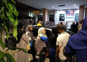 ANAK perempuan Fajim Juffa (dua dari kiri) ditenangkan nenek saudaranya ketika tiba di Jabatan Forensik Hospital Raja Permaisuri Bainun (HRPB) di Ipoh pagi tadi. - UTUSAN